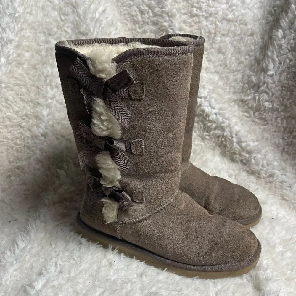 Kookaburra by UGG Victoria leather suede taupe tall boots bow&fur accents SZ8